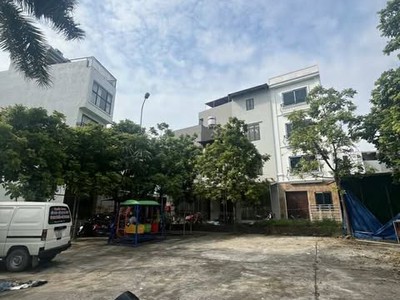 Đại cát ô tô 7 chỗ đỗ cửa, trước nhà. sân chơi rộng đỗ nhiều ô tô, sân chơi rộng tập thể dục. 1