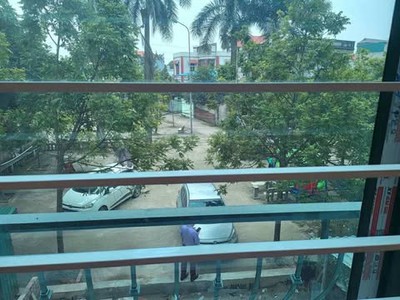 Đại cát ô tô 7 chỗ đỗ cửa, trước nhà. sân chơi rộng đỗ nhiều ô tô, sân chơi rộng tập thể dục. 4