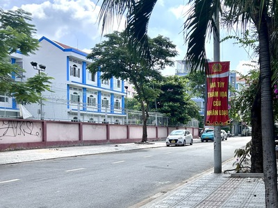 Siêu phẩm nhà q4  có 2 mặt tiền trước sau- mặt sau đường lón xe hơi vào nhà được- trên cung đường 2