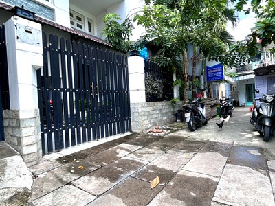 Siêu phẩm nhà q4  có 2 mặt tiền trước sau- mặt sau đường lón xe hơi vào nhà được- trên cung đường 1