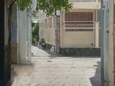 Khu vip dân trí - nhà 3 tầng sân thượng - đất thánh - giá chỉ 5.9 4