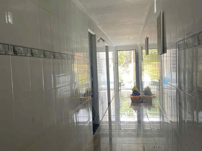 Chủ cần ra 1 lô kèm nhà cấp 4 , xây full, 3p ngủ, 1p thờ,1p quán , 3wc,gác đổ kiên cố, vào ở liền. 1