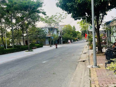 Chủ cần ra 1 lô kèm nhà cấp 4 , xây full, 3p ngủ, 1p thờ,1p quán , 3wc,gác đổ kiên cố, vào ở liền. 3