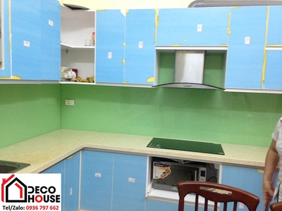Mẫu kính ốp bếp màu xanh cốm cho nhà bếp hiện đại 1
