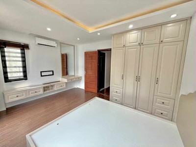 Nhà đẹp lô góc hồng tiến, 45m x 5 tầng, mặt tiền 4.5m, gara ôtô, phân lô bàn cờ, ôtô chạy vòng quanh 4