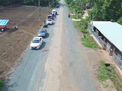Gia đình tôi cần bán lô đất ruộng cách chợ đúng 300m 1
