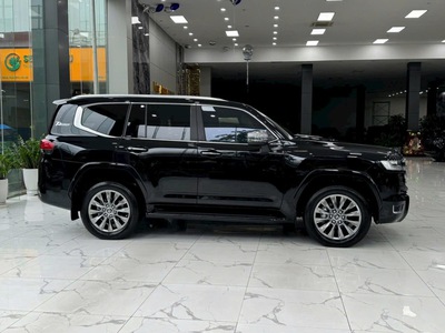 Bán Toyota Land Cruiser LC300 màu đen, Nội thất kem, sản xuất 2024. 2