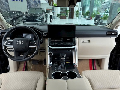 Bán Toyota Land Cruiser LC300 màu đen, Nội thất kem, sản xuất 2024. 3