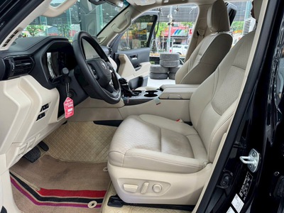 Bán Toyota Land Cruiser LC300 màu đen, Nội thất kem, sản xuất 2024. 5
