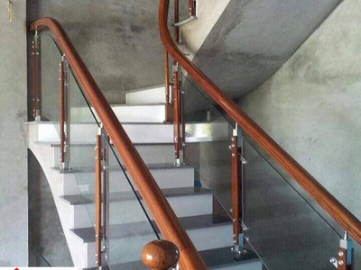 Thi công cầu thang kính tay vịn gỗ an toàn và chắc chắn 0