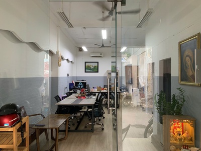 Cho thuê tầng trệt mặt bằng Cao Thắng  có nội thất cơ bản . DT: 75m2, thuận tiện đi lại buôn bán 0
