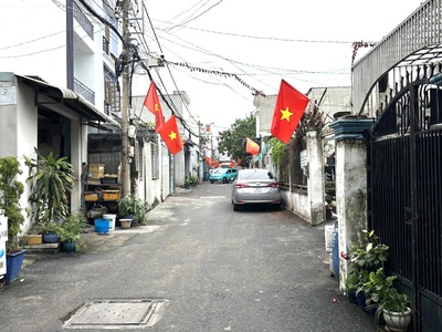 Bán nhà 100m  thủ đức  hẻm 6m xe hơi   gần đh giao thông vận tải   shr vuông   chỉ 7.5 tỷ 0