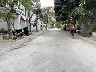 Cần bán 113m2 đất TĐC Trâu Quỳ, Gia Lâm. Đường trước rộng 11m, sau khe thoáng rộng 2,5m 1