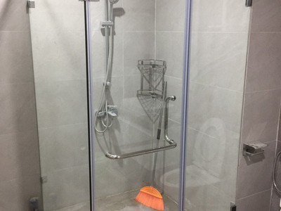 Phòng tắm kính góc sang trọng cho căn hộ chung cư cao cấp 0