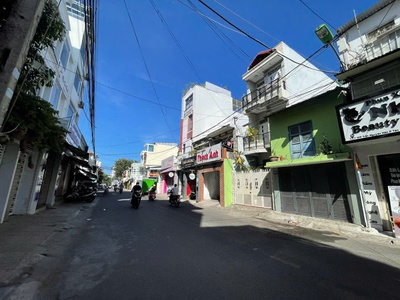 Bán nhà hai tầng mặt tiền đường trần nguyên hãn- nha trang- khánh hoà  diện tích thực tế 63m2 giá: 1