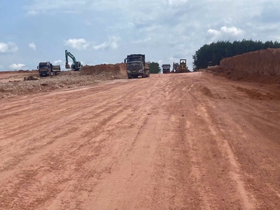 Chỉ còn 1 lô đất lớn 1000m , mặt tiền 25m ngay trục xuyên tâm   đồng phú, giá chỉ 250 triệu 1