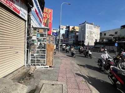 Mặt bằng kinh doanh ngay góc mặt tiền ngã 3 hàng xanh  chính chủ 4