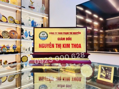 Nơi làm biển chức danh để bàn, biển chức danh gỗ đồng,biển công an, biển giám đốc 4