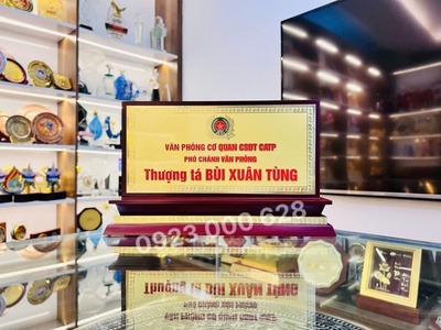 Nơi làm biển chức danh để bàn, biển chức danh gỗ đồng,biển công an, biển giám đốc 2