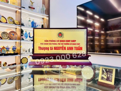 Nơi làm biển chức danh để bàn, biển chức danh gỗ đồng,biển công an, biển giám đốc 1