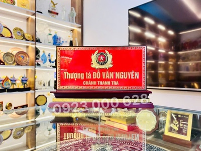 Nơi làm biển chức danh để bàn, biển chức danh gỗ đồng,biển công an, biển giám đốc 0