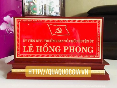 Nơi làm biển chức danh để bàn, biển chức danh gỗ đồng,biển công an, biển giám đốc 3