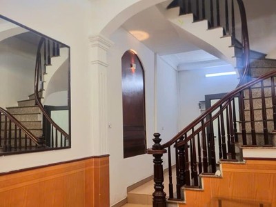 Chỉ 5,8 tỷ có ngay nhà gần phố thụy khuê 35m , 5 tầng, lô góc 2