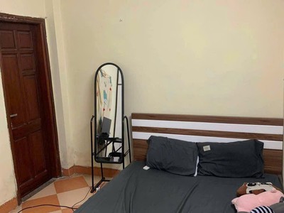 Cho thuê căn hộ tập thể tầng 2 rất đẹp, ngay đầu đường Hoàng Quốc Việt và Trần Cung 3