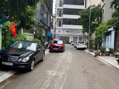 Em có căn chung cư 37m, 2 ngủ, 1 bếp, vệ sinh,  thang máy vù vù  ban công thoáng  full đồ 0