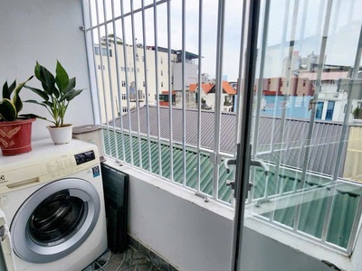 Em có căn chung cư 37m, 2 ngủ, 1 bếp, vệ sinh,  thang máy vù vù  ban công thoáng  full đồ 4