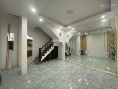 Bán nhà mặt phố nguyễn văn cừ, dt 198m2, xd 3 tầng, mt 7,5m   nở hậu thoáng sau, tiện kd 2