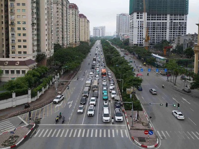 Em có căn chung cư 46m, 2 ngủ, 1 bếp, vệ sinh,  thang máy vù vù  ban công thoáng  full đồ 0