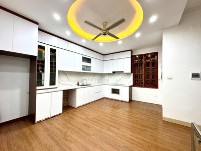 Nhà cầu diễn 6 tầng, 60m , 2 thoáng, ô tô tránh, cạnh hoàng quốc việt kéo dài 2