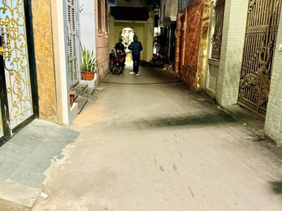Hoàng quốc việt   90m    mt 5.6m   sân trước   gần công viên nghĩa tân   21.5 tỷ 1