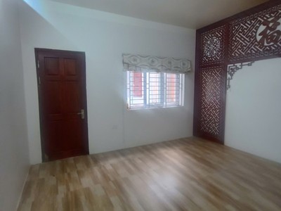 Hoàng quốc việt   90m    mt 5.6m   sân trước   gần công viên nghĩa tân   21.5 tỷ 2