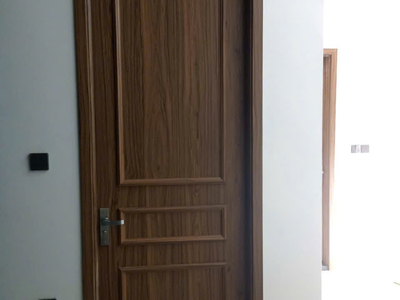 Mẫu cửa nhựa composite chạy phào nổi cổ điển nhưng không kém phần sang trọng 2