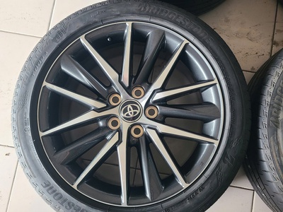 Thanh lý bộ mâm lốp xe Toyota Camry đời 2022 kích thước 18 inch 2