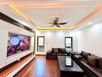 Lưu phais tầng 8.2 tỉ thang máy nhập khẩu, full nội thất xịn 1
