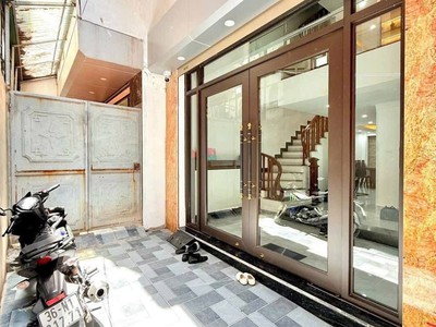 Lưu phais tầng 8.2 tỉ thang máy nhập khẩu, full nội thất xịn 0