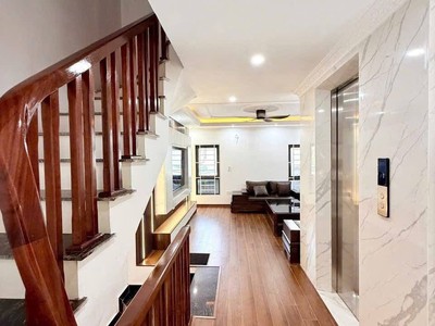Lưu phais tầng 8.2 tỉ thang máy nhập khẩu, full nội thất xịn 2
