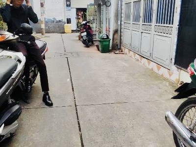 Bán đất tặng nhà   ngay aeon    hẻm 4m   sát mt   64m  nở hậu chỉ 5.x tỷ 1
