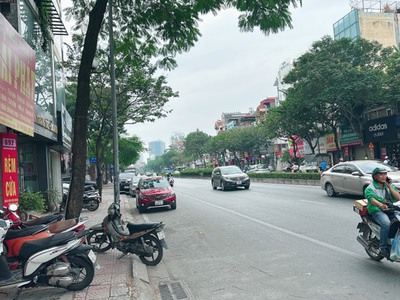 Bán nhà c4 mặt phố nguyễn văn cừ 71m vỉa hè rộng, kinh doanh chỉ hơn 13 tỷ còn thương lượng. lh 0