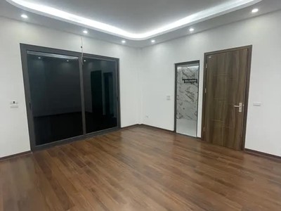 Nhà mới phố ngô gia tự 38 m2 x 5 tầng mặt tiền 3.9m,6.3 tỷ long biên. 0