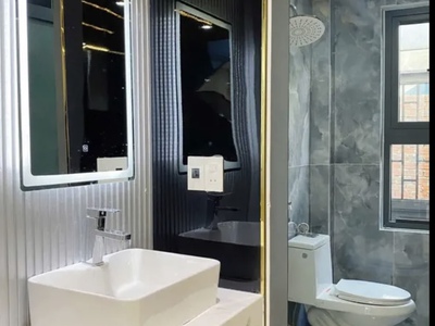 Nhà 3 tầng mới đẹp mặt tiền lỗ giáng 24 . dt:100m 1
