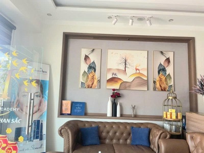 Bán nhà mặt tiền khu vip   4 tầng có thang máy   đối diện chợ, cạnh trung tâm thương mại 2