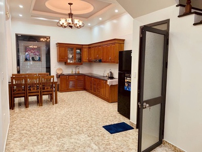 Cho thuê nhà mặt phố Văn Cao, 4 ngủ khép kín  80m2 . 2