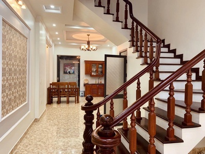 Cho thuê nhà mặt phố Văn Cao, 4 ngủ khép kín  80m2 . 0