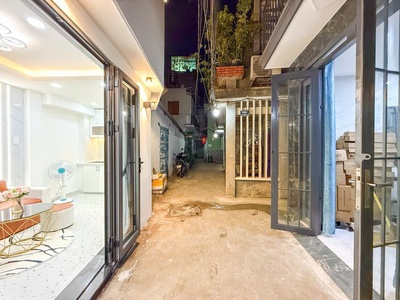 Nhà nhỏ dễ mua - hoàng hoa thám - chính chủ - sổ a4 - 3 tầng btct - tặng full nội thất - giá 3 tỷ 0