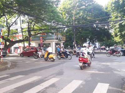 Cho thuê nhà MT: 4,3m DTSD: 300m2 phố Minh Khai, vỉa hè rộng, nhận diện tốt. 0