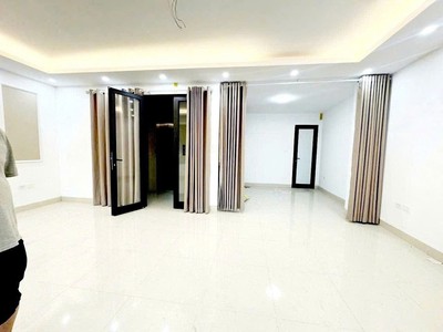 Nhà phân lô ngoại giao đoàn, 2 ô tô tránh, mặt tiền khủng, thang máy, view hồ điều hoà - đại sứ 3